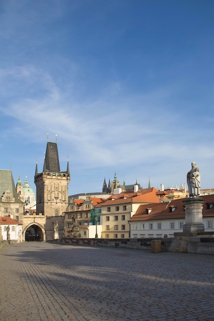Piękny widok na wieżę Malostranska Mostu Karola o świcie w Pradze Czechy
