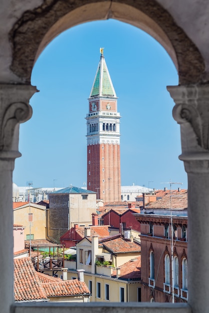 Piękny widok na wieżę San Marco przez starożytny łuk.