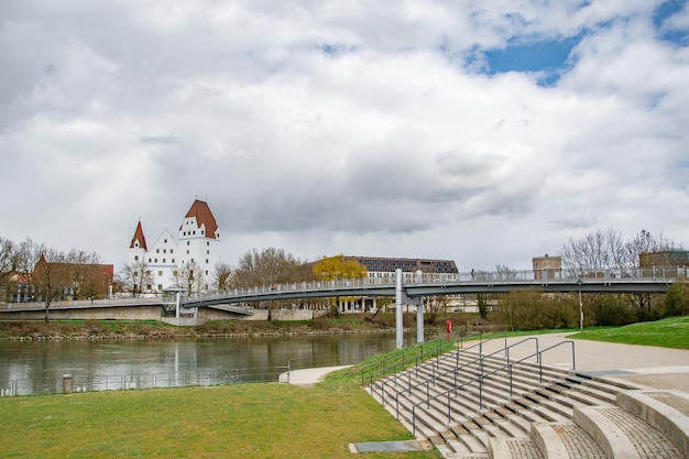 Piękny widok na wiosnę w parku Ingolstadt Danube