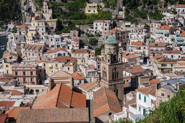 Piękny widok na wybrzeże Amalfi, włoski kurort nad brzegiem Morza Tyrreńskiego, małe schludne kolorowe domy
