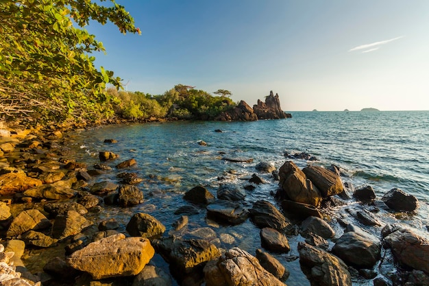 Piękny widok na wybrzeże tropikalnej wyspy Koh Chang Tajlandia