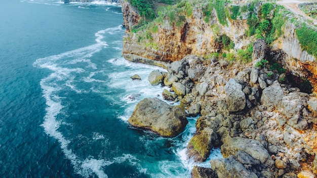 Piękny widok na wysokie klify na plaży Kesirat Gunungkidul Yogyakarta