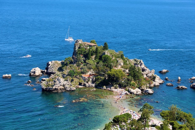 Piękny widok na wyspę Isola Bella w Taorminie