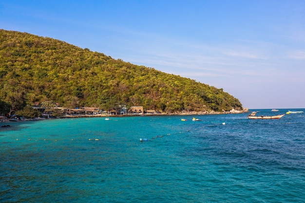 Piękny widok na wyspę Koh Larn w Tajlandii