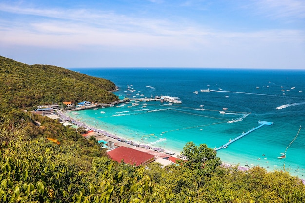 Piękny widok na wyspę Koh Larn w Tajlandii