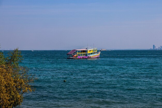 Piękny widok na wyspę Koh Larn w Tajlandii