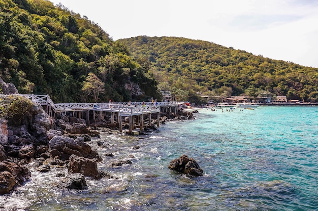 Piękny widok na wyspę Koh Larn w Tajlandii