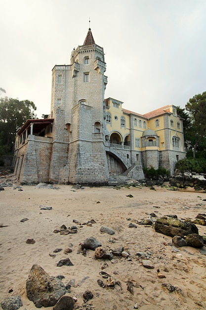 Piękny Widok Na Zabytkową Luksusową Rezydencję, Obecnie Muzeum Condes De Castro Guimaraes, Położone W Cascais, Portugalia.