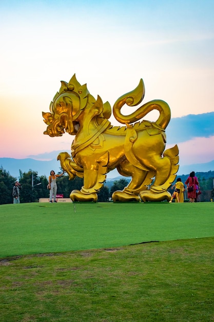 Piękny widok na Złotą Statuę Singha w Singha Park Chiang Rai Tajlandia