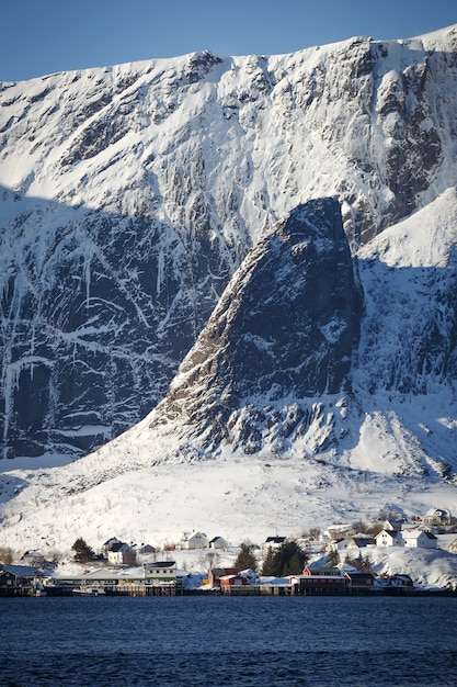 Piękny widok. przewodnik po Reine na norweskich Lofotach. Norwegia