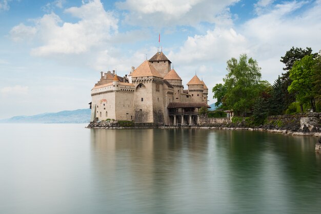 Piękny widok sławna górska chata De Chillon przy Jeziornym Genewa Montreux, Szwajcaria