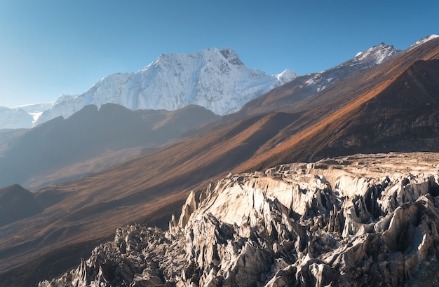 Piękny widok śnieżysta góra przeciw niebieskiemu niebu przy wschodem słońca w Nepal