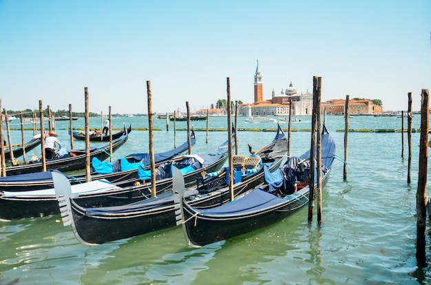 Piękny widok tradycyjnej gondoli na Canal Grande