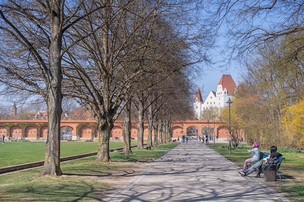 Piękny widok w słoneczny dzień w parku w niemczech ingolstadt