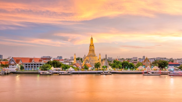 Piękny widok Wat Arun świątynia przy zmierzchem w Bangkok, Tajlandia