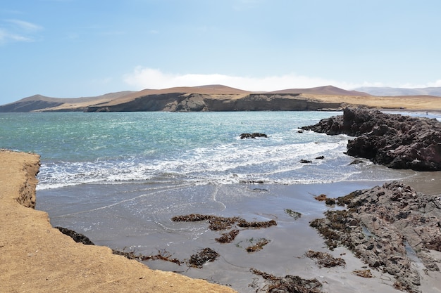 Piękny Widok Z Brzegu Na Czerwoną Plażę W Paracas