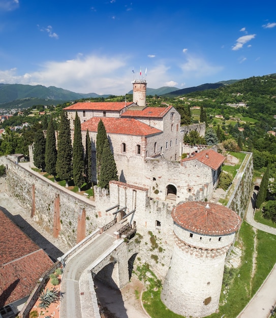 Piękny widok z drona na kompleks architektoniczny zamku w mieście Brescia (Zdjęcie w pionie)