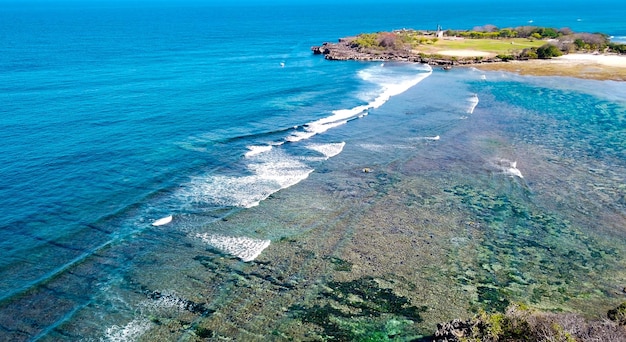 Piękny widok z drona na plażę Nusa Dua na Bali w Indonezji