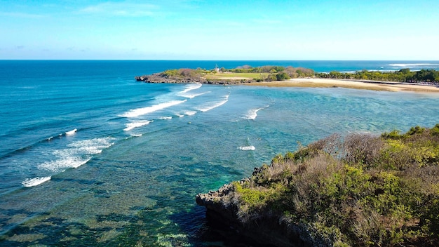 Piękny widok z drona na plażę Nusa Dua na Bali w Indonezji