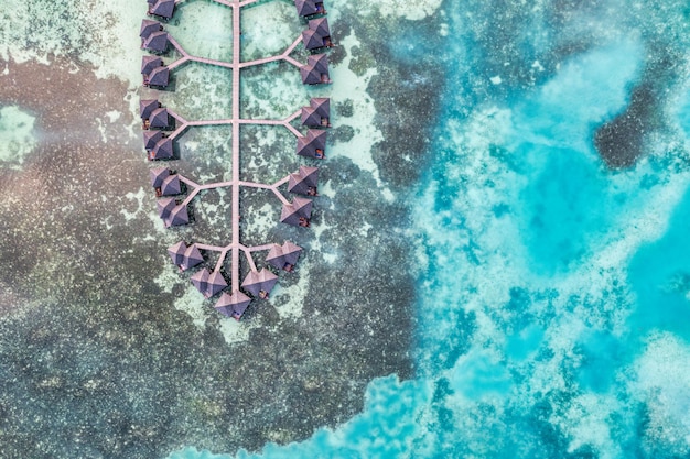 Piękny widok z góry Malediwy. Tropikalny krajobraz z lotu ptaka, bungalowy z wodą w zatoce oceanicznej