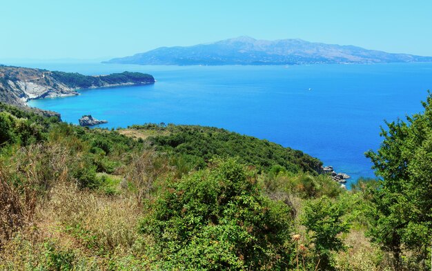 Piękny widok z góry na letnie wybrzeże Morza Jońskiego (w pobliżu Sarande, Albania).