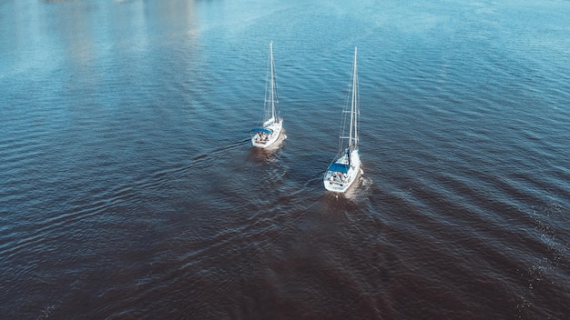 Piękny widok z lotu ptaka dwóch jachtów w Riviera Riverside w Dnieprze w Kijowie na Ukrainie