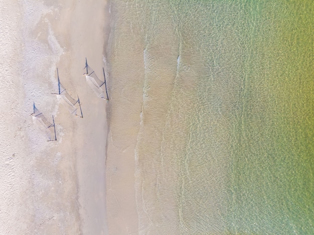 Piękny widok z lotu ptaka hamak na plaży i morzu