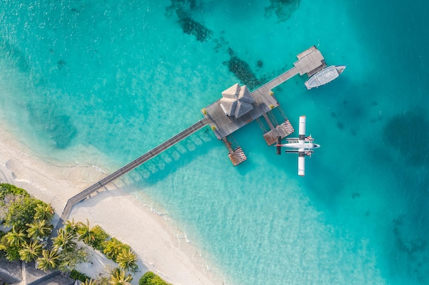 Piękny widok z lotu ptaka na Malediwy widok z góry hydroplanu z drewnianą łodzią i tropikalną zatoką plażową