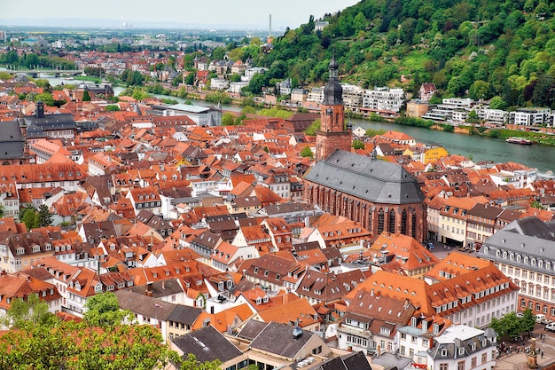 Piękny widok z lotu ptaka na miasto Heidelberg w centrum miasta Spring, w tym główne stare domy katedry i dolina rzeki Neckar