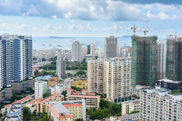 Piękny widok z lotu ptaka na miasto Sanya z parku Luhuitou. Wyspa Hainan, Chiny.