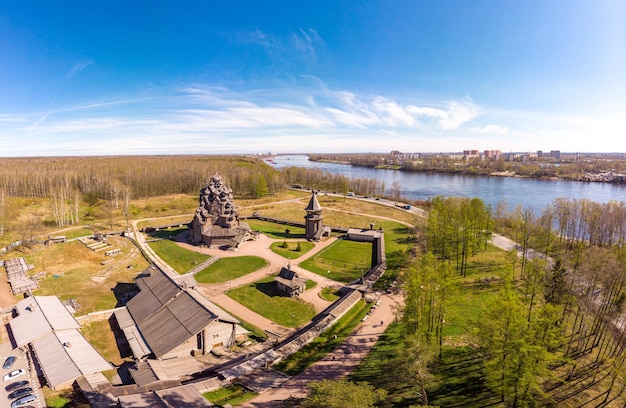 Piękny widok z lotu ptaka na tradycyjną rosyjską wioskę z prawosławną drewnianą kaplicą i dzwonnicą w posiadłości Bogosłowka Pokrovskaya multi-kopułowy kościół Świętej Dziewicy w Wielkanoc Sankt Petersburg Rosja