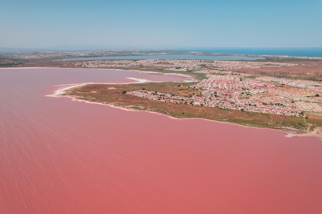 Piękny widok z lotu ptaka, szeroki, żywy, letni widok na Las Salinas de Torrevieja