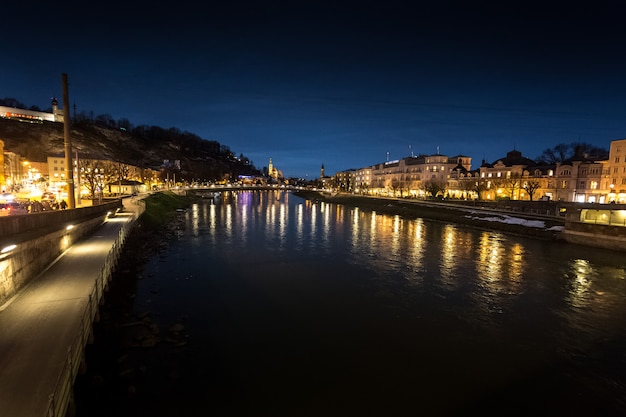 Piękny widok z mostu na rzece Salzach w Salzburgu w nocy?