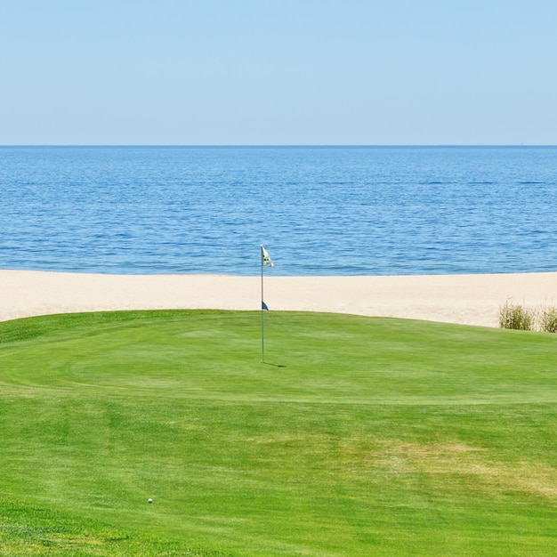 Piękny widok z pola golfowego na morze. Portugalia, Algarve.