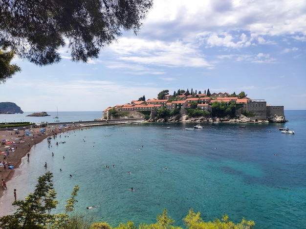 Piękny widok ze skalistej plaży na wyspie Sveti Stefan w Czarnogórze