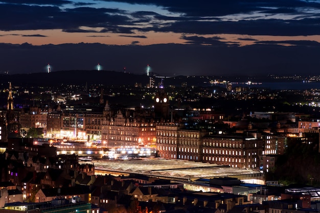 Piękny wieczorny pejzaż Edynburga w Szkocji lampki nocne