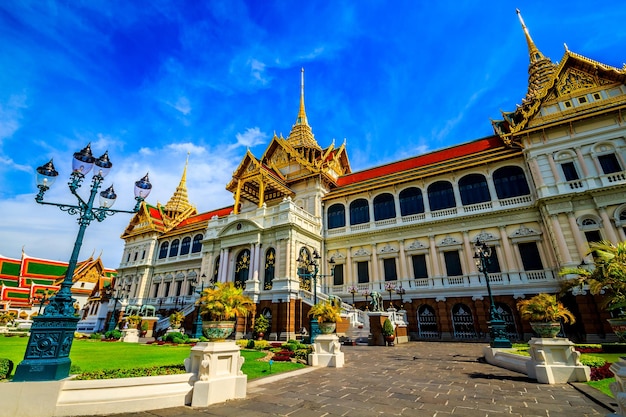 Piękny Wielki Pałac w Bangkoku przyciąga tysiące odwiedzających i turystów