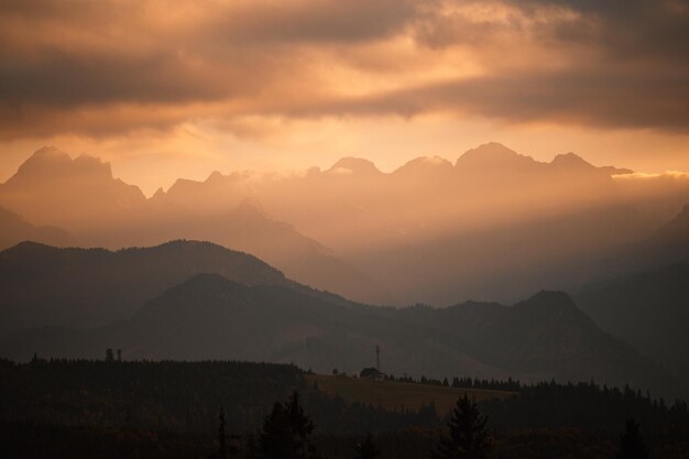 Piękny Wiosenny Krajobraz Nad Spiską Wyżyną Do Tatr O Zachodzie Słońca Polska Wysokie Tatry