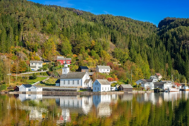 Piękny wodny odbicie biały norwegu dom w fjord, Norwegia