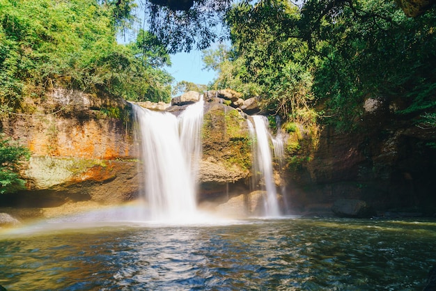 Piękny wodospad Haew Suwat w Parku Narodowym Khao Yai w Tajlandii