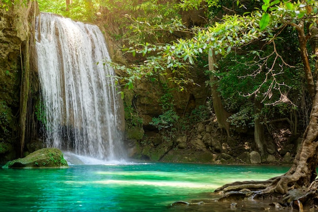 Piękny wodospad i szmaragdowy basen w tropikalnym lesie deszczowym w Tajlandiix9xA