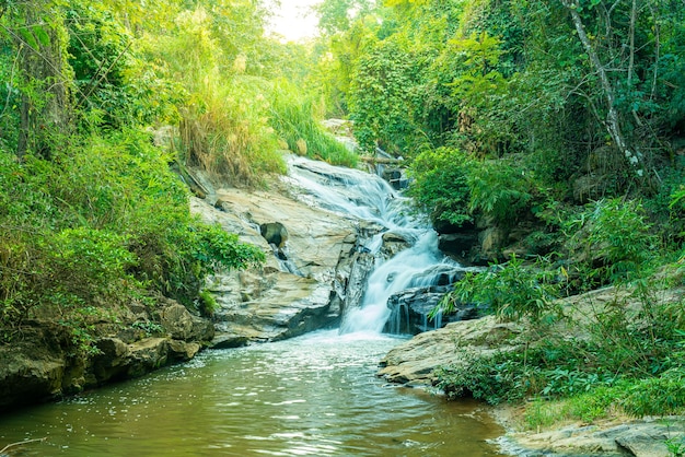 piękny wodospad Mae Sa w Chiang Mai w Tajlandii