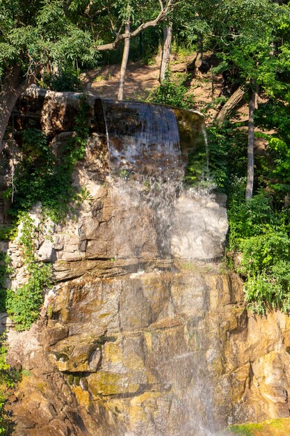 Piękny wodospad na rzece w lesie w górach kaskadami rzeki z ruchem wody i skałami
