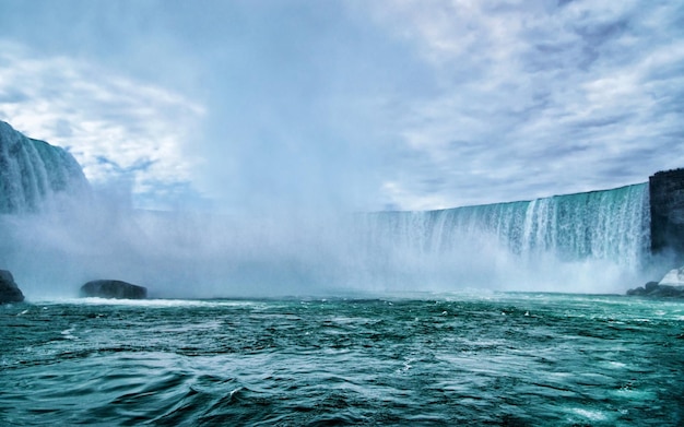 Piękny wodospad Niagara od strony amerykańskiej. Widok na wodospady American Falls i Bridal Veil