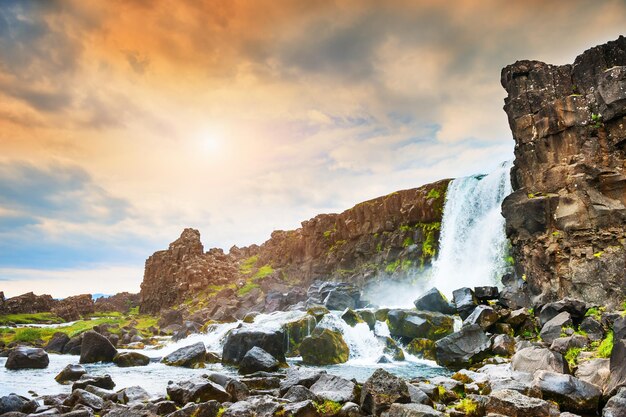 Piękny wodospad Oxararfoss w parku narodowym Thingvellir, zachodnia Islandia