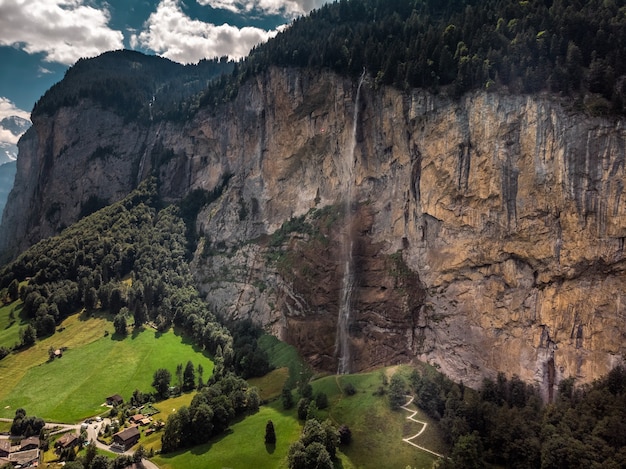 Piękny Wodospad Staubbachfall Spływający Po Malowniczej Dolinie Lauterbrunnen I Wiosce W Kantonie Berno