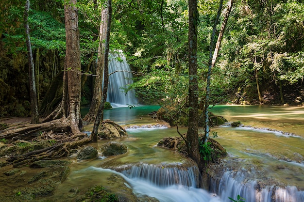 Zdjęcie piękny wodospad w przyrodzie, piękny wodospad w głębokim lesie w tajlandii