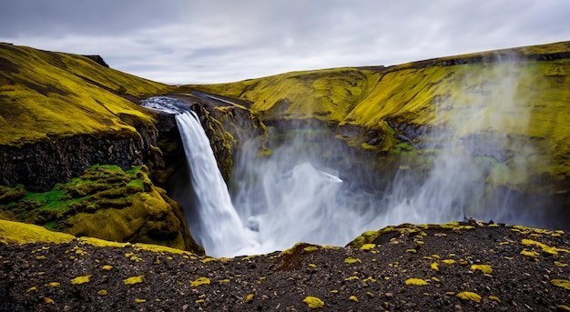 Piękny wodospad w środku gór w Islandii