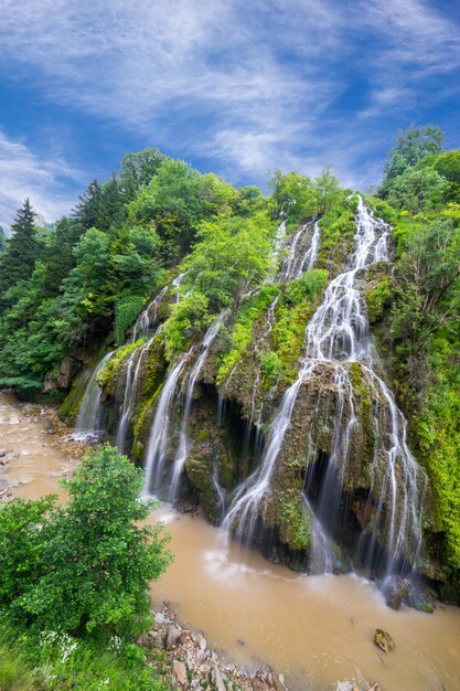 Piękny Wodospad (wodospad Kuzalan) W Prowincji Karadeniz. Giresun - Turcja