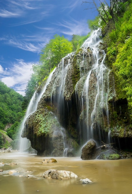 Piękny wodospad (wodospad Kuzalan) w prowincji Karadeniz. Giresun - Turcja